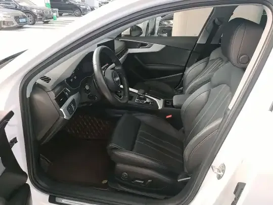 Audi A4L 2020 (84900 км)