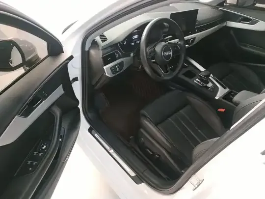 Audi A4L 2020 (84900 км)
