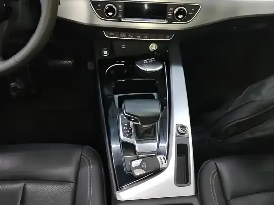 Audi A4L 2020 (98300 км)