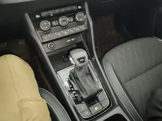 Skoda Karoq 2021 (23200 км)