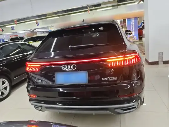 Audi Q8 2021 (93300 км)