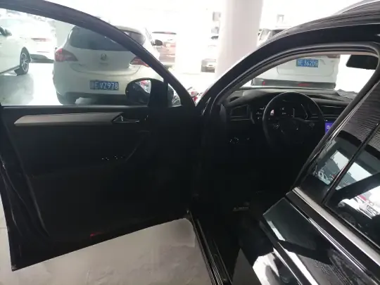 Volkswagen Tiguan L 2021 (90200 км)