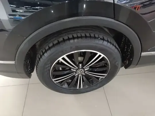 Volkswagen Tiguan L 2021 (60100 км)