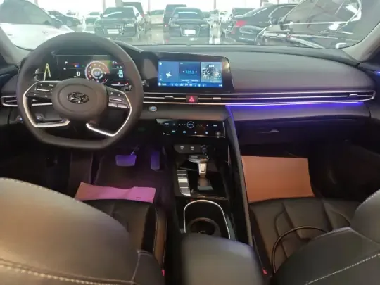 Hyundai Elantra 2021 (75700 км)