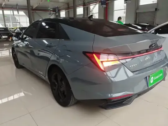Hyundai Elantra 2021 (75700 км)