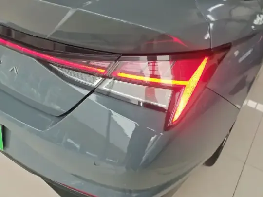 Hyundai Elantra 2021 (75700 км)