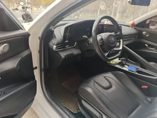 Hyundai Elantra 2021 (39600 км)