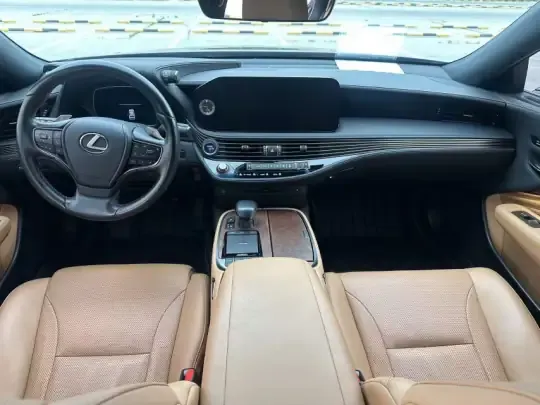 Lexus LS 2021 (88200 км)