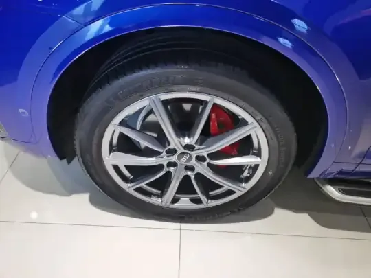 Audi Q5L 2021 (33600 км)