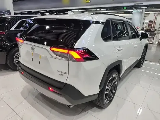 Toyota RAV4 2021 (33400 км)