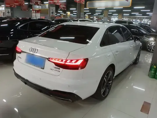 Audi A4L 2022 (48300 км)