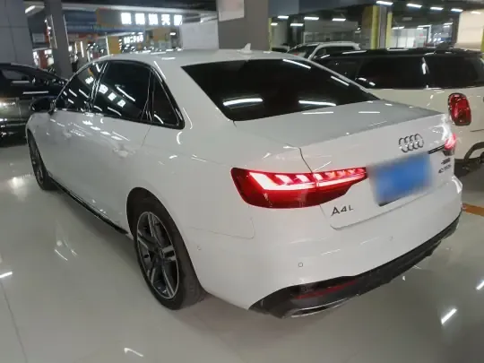 Audi A4L 2022 (48300 км)