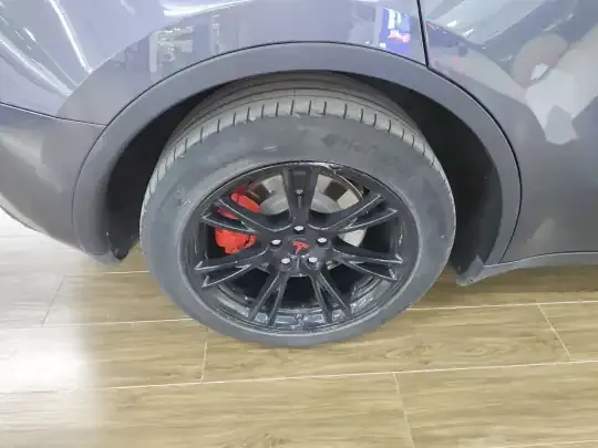 Tesla Model Y 2021 (75900 км)