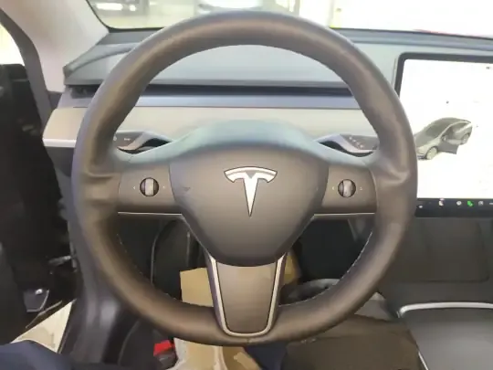 Tesla Model Y 2021 (75900 км)