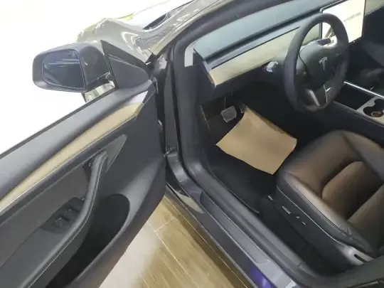 Tesla Model Y 2021 (75900 км)
