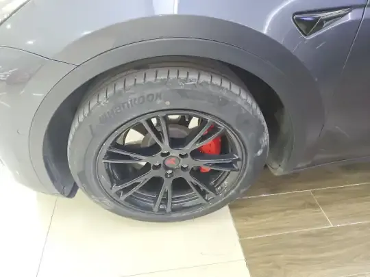 Tesla Model Y 2021 (75900 км)