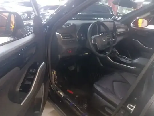 Toyota Crown Kluger 2021 (61100 км)