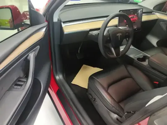 Tesla Model Y 2021 (41800 км)