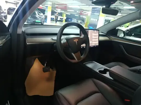 Tesla Model Y 2022 (21200 км)