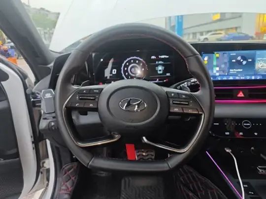 Hyundai Elantra 2022 (74800 км)