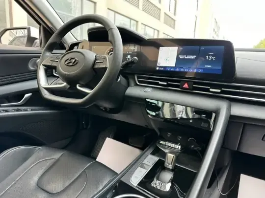 Hyundai Elantra 2022 (24200 км)