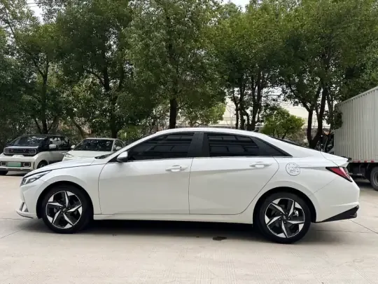Hyundai Elantra 2022 (24200 км)