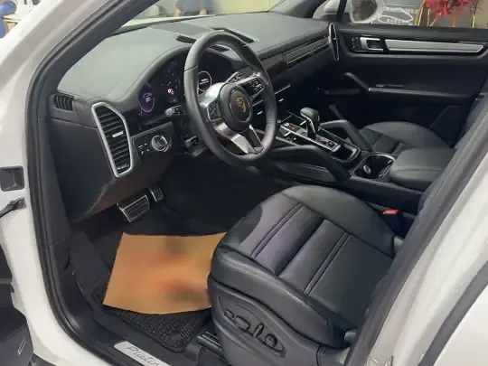 Porsche Cayenne 2023 (25400 км)
