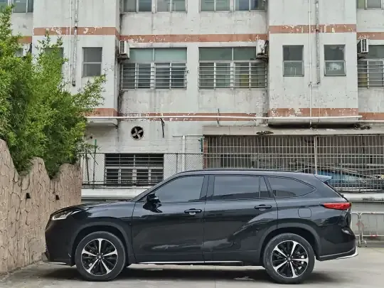 Toyota Crown Kluger 2022 (41700 км)