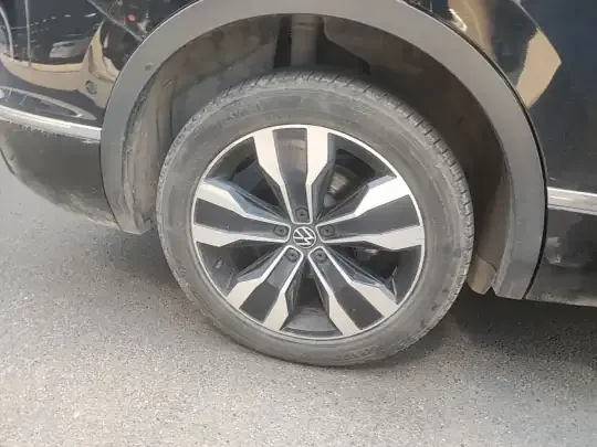 Volkswagen Tiguan L 2023 (165100 км)