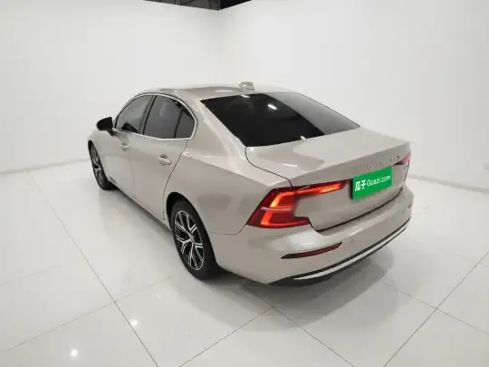 Volvo S60 2023 (32200 км)