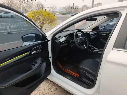 Roewe i5 2021 (30400 км)