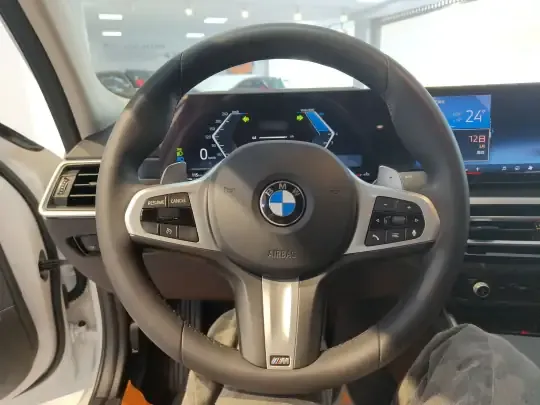 BMW 3 Series 2023 (37900 км)