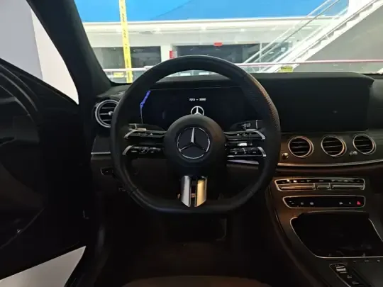 Mercedes-Benz E-Class 2023 (32599 км)