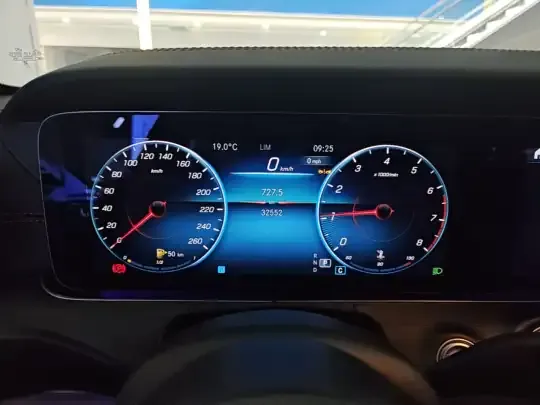 Mercedes-Benz E-Class 2023 (32599 км)