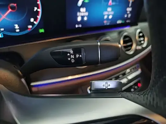 Mercedes-Benz E-Class 2023 (32599 км)