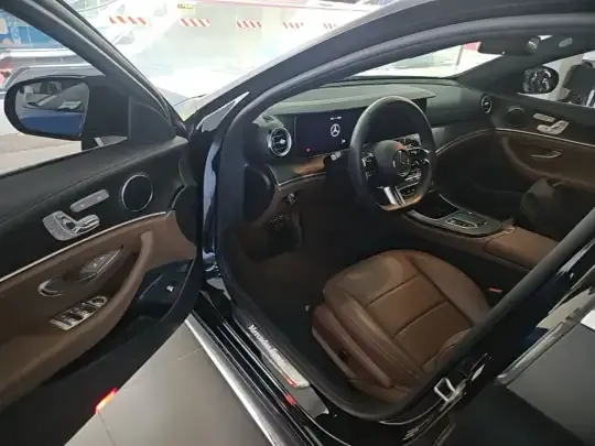 Mercedes-Benz E-Class 2023 (32599 км)