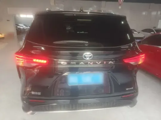Toyota Granvia 2022 (101800 км)