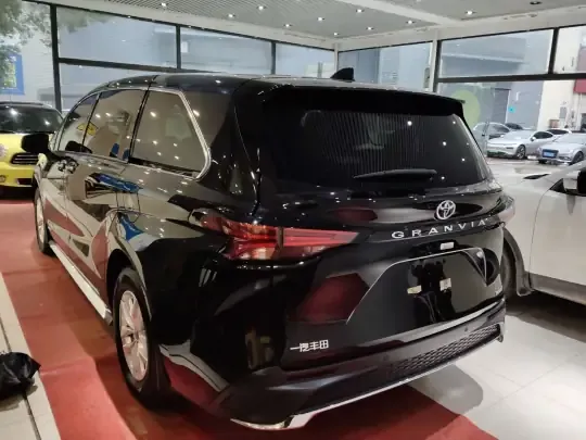 Toyota Granvia 2023 (43700 км)