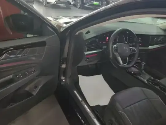 Volkswagen Passat 2023 (24600 км)