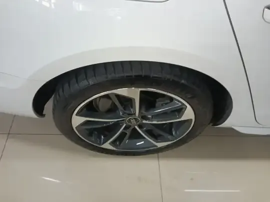 Audi A4L 2023 (28300 км)