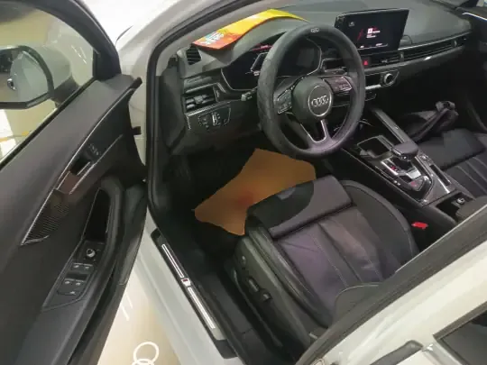 Audi A4L 2023 (28300 км)