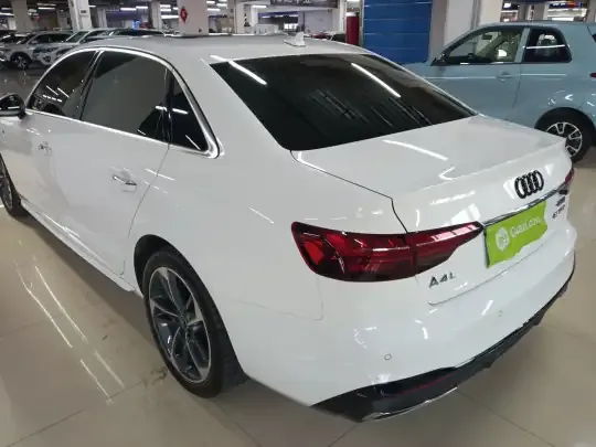 Audi A4L 2023 (28300 км)