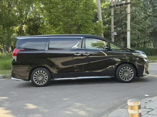 Toyota Vellfire 2023 (33900 км)
