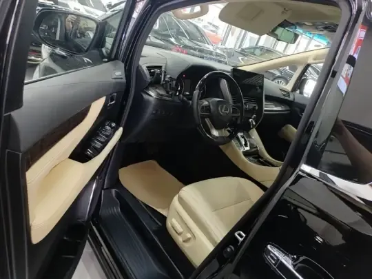 Toyota Vellfire 2023 (33900 км)