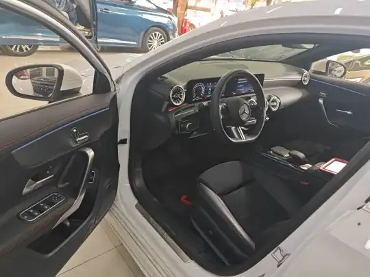 Mercedes-Benz A-Class 2023 (15300 км)