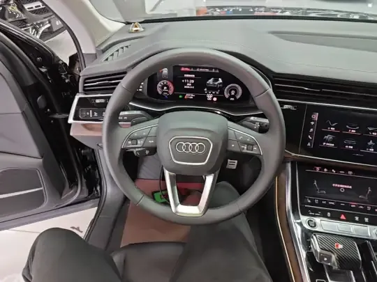 Audi Q7 2023 (43300 км)