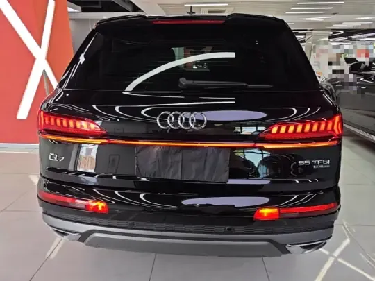 Audi Q7 2023 (43300 км)