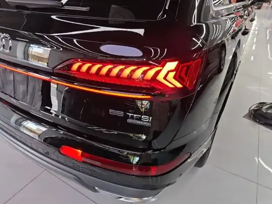 Audi Q7 2023 (43300 км)