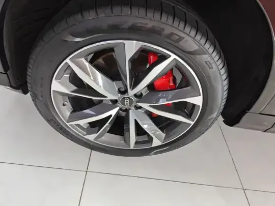 Audi Q7 2023 (43300 км)