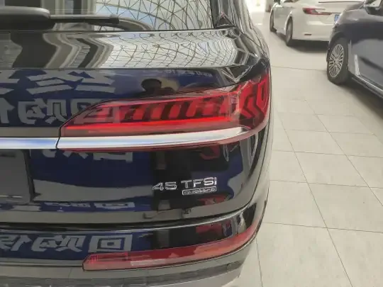 Audi Q7 2023 (76200 км)